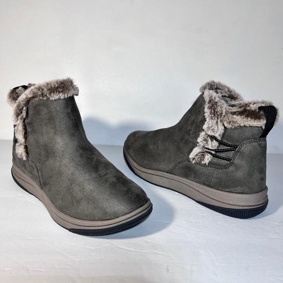 Clarks Cloudsteppers Breeze Fur Faux Fur Slip-On Boots - Picture 1 of 7